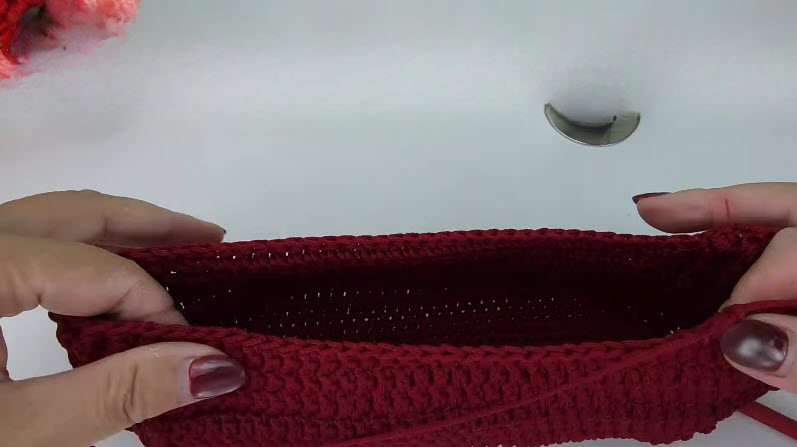 Crochet Red Bow Handbag Pattern with Ribbon Accent (4)